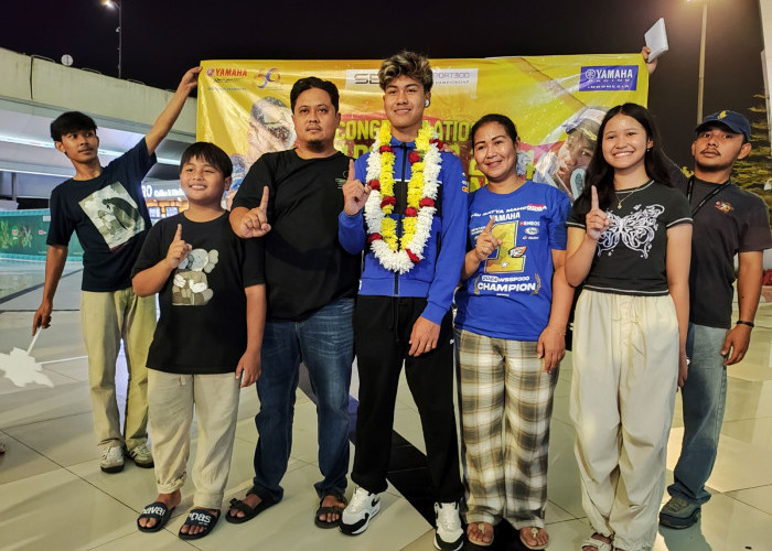 Rider Yamaha Sang Juara Dunia Aldi Satya Mahendra Kembali ke Indonesia Bawa Pulang Trofi!