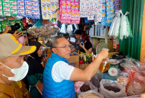 Kunjungi Pasar Angso Duo, Mendag Zulhas Borong Barang Pokok Ini Untuk Emak-Emak