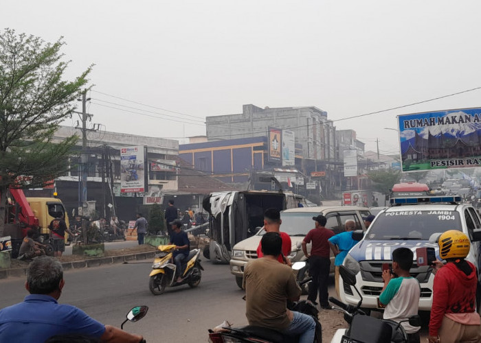 Hindari Pemotor yang Putar Arah, Minibus Terguling di Kota Jambi