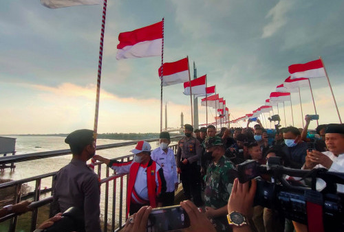 Gubernur Al Haris Pimpin Pengibaran 1.000 Bendera Merah Putih di Jembatan Gentala Arasy 