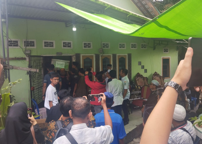 Jenazah Korban Kecelakaan KAI Tiba di Rumah Duka, Tangis Keluarga Pecah