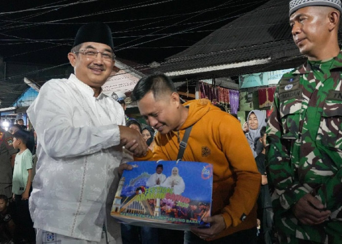 Ribuan Warga Padati Malam Puncak Festival Arakan Sahur 2026 di Tanjab Barat