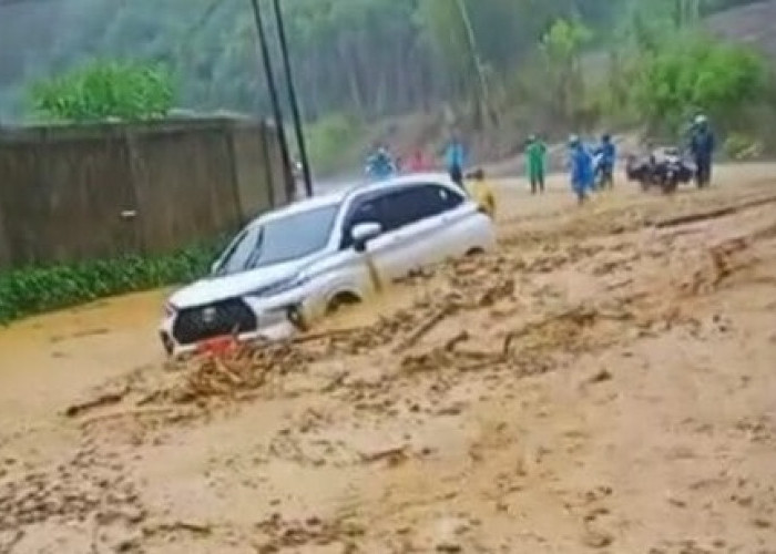 Hujan Deras di Jalan Kerinci- Padang, Satu Mobil Terperosok 