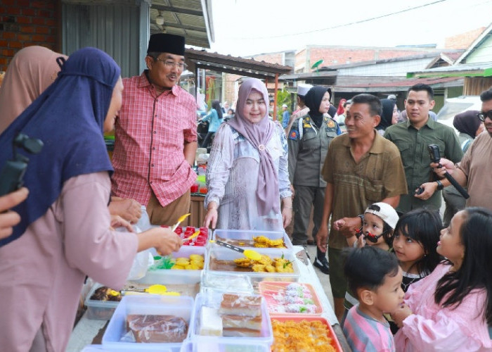 Bupati Anwar Sadat-Ketua TP PKK Berburu Takjil, Dukung UMKM Sekaligus Peringati Hari Perempuan Internasional