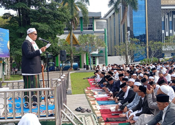 Ribuan Warga Tumpah Ruah Salat Id di Lapangan Balaikota, Pesan Zakat “Belah Kekikiran” Menggema!