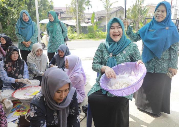 Ketua TP PKK Tanjab Barat Dorong Pemberdayaan Ekonomi Keluarga Lewat Pelatihan Kletek Udang