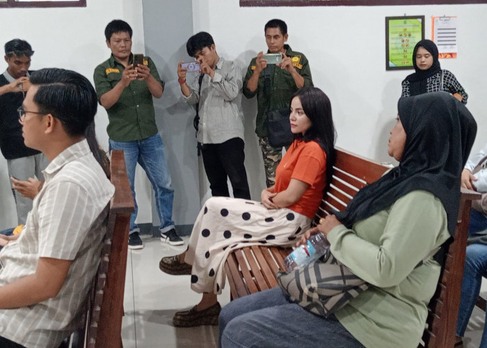 Dinar Candy Hadiri Sidang Ko Apex di Persidangan 