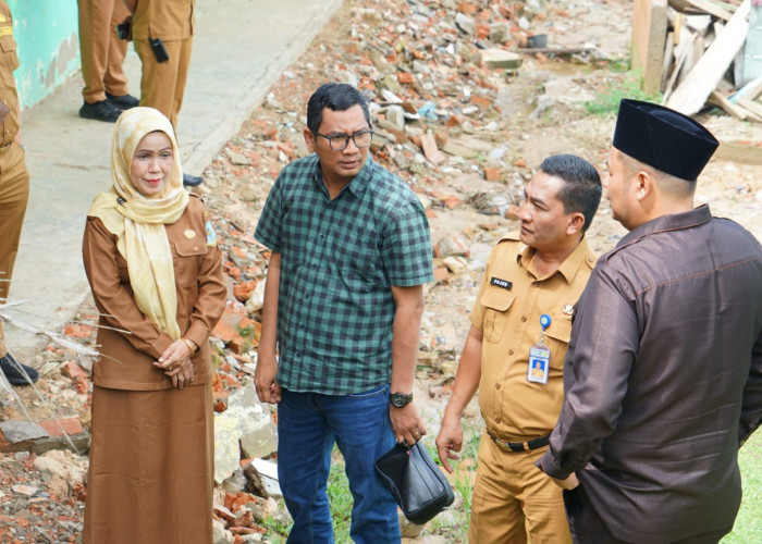 Longsor Robohkan Tembok SMPN 22 Kota Jambi, Ketua DPRD Usulkan Tanggap Darurat untuk Perbaikan