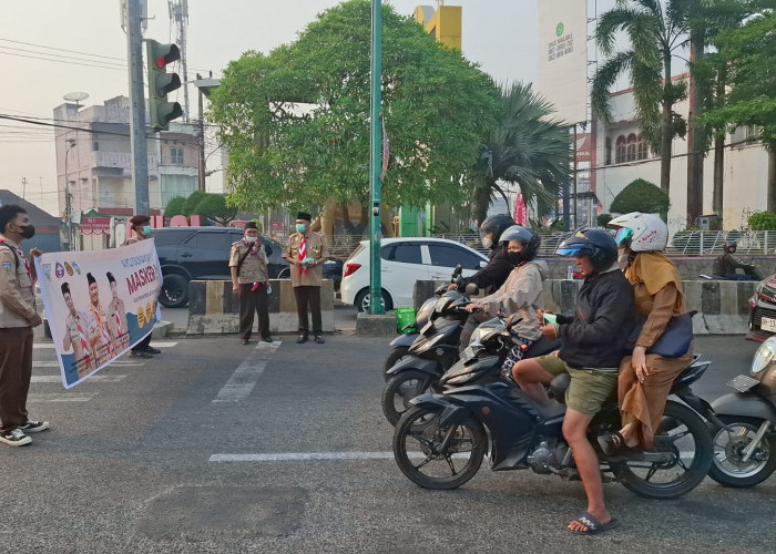 Kabut Asap Makin Mengganggu, Pramuka Kota Jambi Turun ke Jalan Bagikan 2.000 Masker Gratis