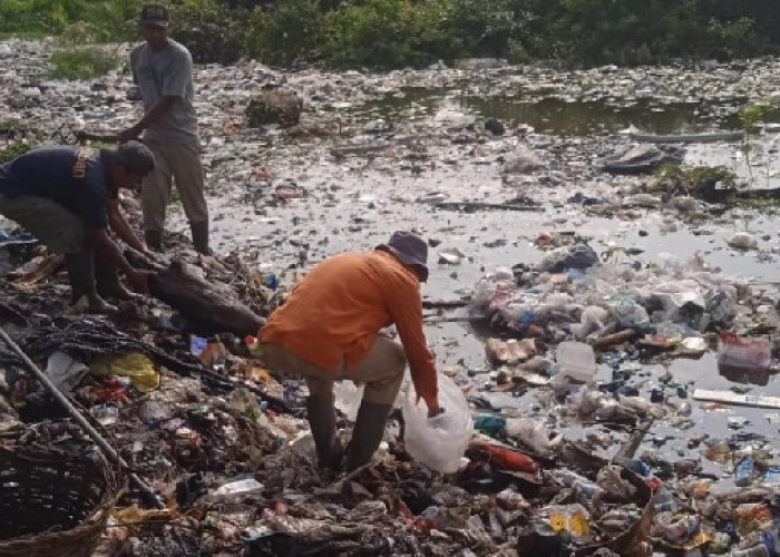 Gotong Royong! Pemkot Jambi Turunkan Alat Berat Bersihkan Tumpukan Sampah di Telanaipura 