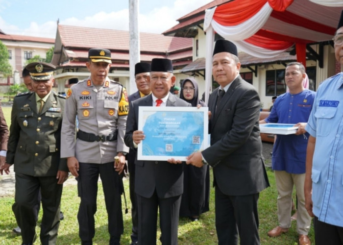 Peringati Hari Bela Negara, Wabup A. Khafidh Beri Penghargaan kepada 18 Orang Tua Asuh Genting