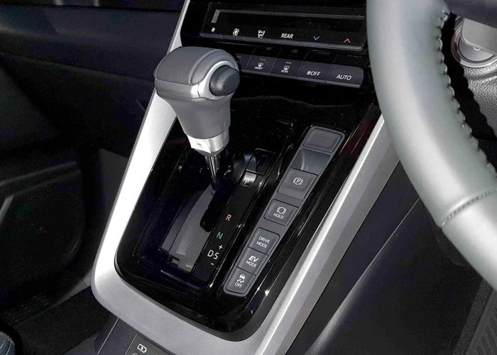 Pengemudi Wajib Tahu, Ini Prosedur Parkir Paralel Mobil Hybrid Toyota yang Benar