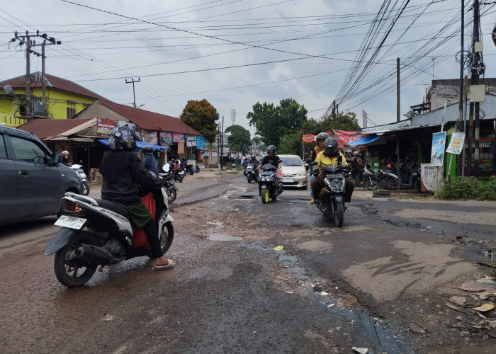 Limbah Pasar Kebun Kopi Sebab Jalan Rusak Parah, Umar Faruk: Pj Walikota Harus Memahami Kondisi Ini