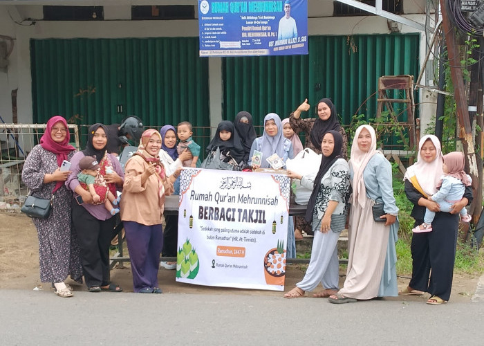 Rumah Quran Mehrunnisah Berbagi Ta'jil di Bulan Ramadan