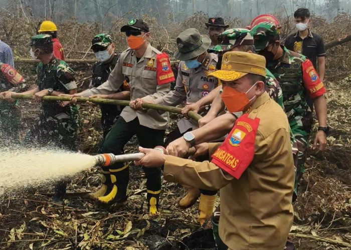 Lagi, Gubernur Al Haris Bersama Pangdam TIB Turun ke Kawasan Gambut Londerang Padamkan Karhutla