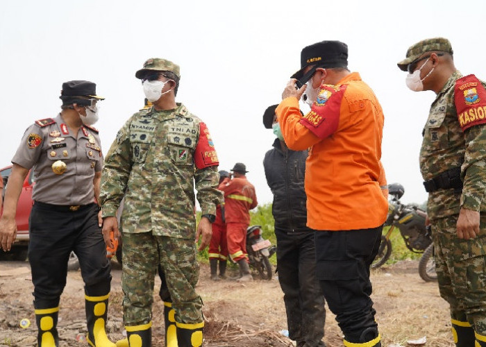 Gubernur Jambi Bersama Danrem dan Wakapolda Tinjau Karhutla di Labuhan Pring, Personel Satgas Ditambah