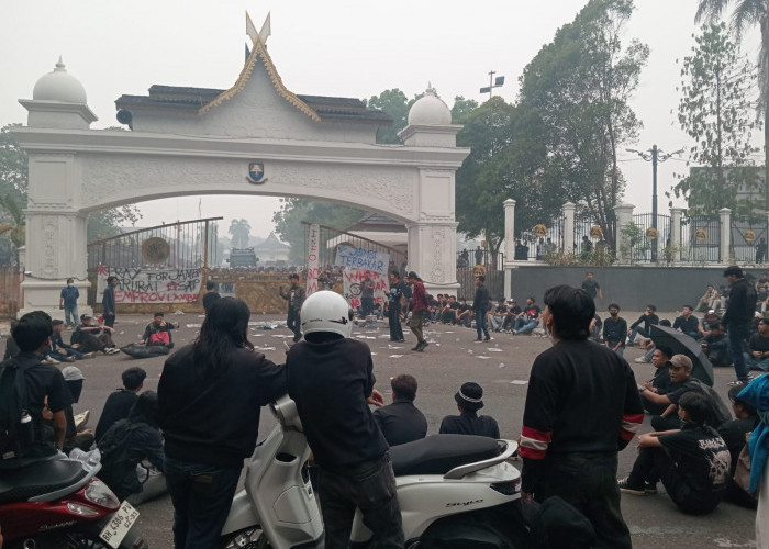 Aksi Aliansi Rakyat Jambi Marah, Massa Rusak Pagar dan Blokir Jalan