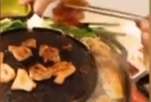 Video Viral, Wanita Berhijab Asik Makan Daging Babi: Tunjukan Ayat Mana Makan Babi Masuk Neraka?