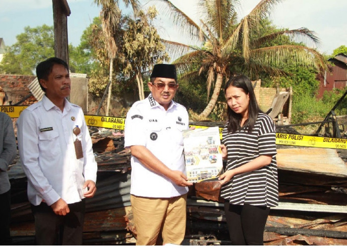 Gerak Cepat Bupati Anwar Sadat, Sambangi dan Salurkan Bantuan Langsung untuk Korban Kebakaran Sungai Nibung