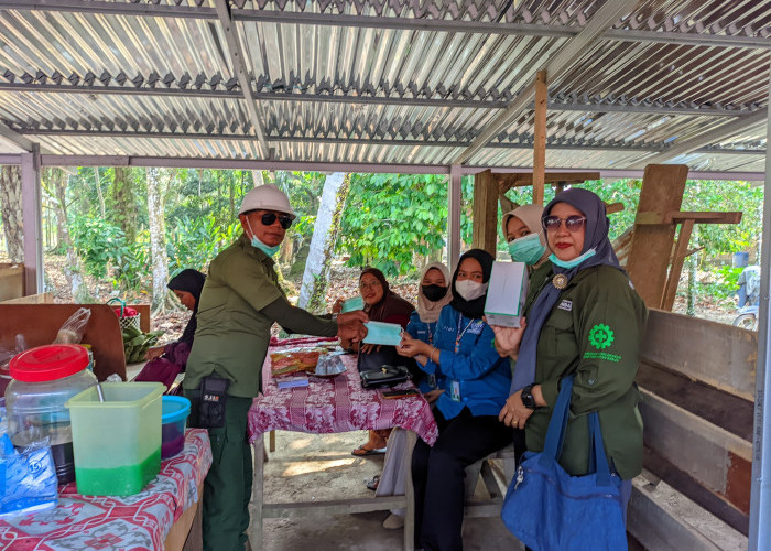 PT Kaswari Unggul Bagikan Masker Gratis untuk Warga Dendang di Tengah Asap Karhutla