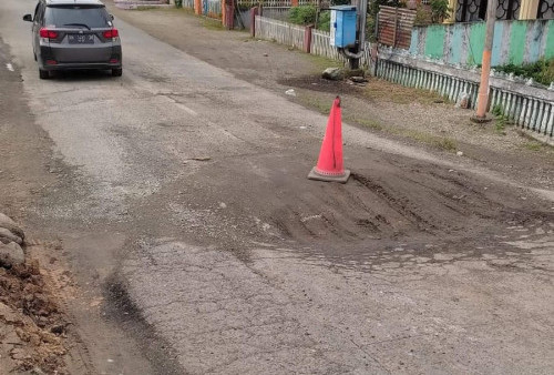 Warga: Jalan Rusak Karena Dilewati Truk Bawa Material ke PLTA Lebihi Tonase