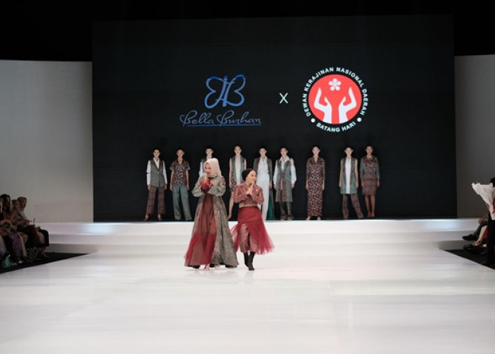 Terinspirasi dari Lady Diana, Bella Burhan Menggunakan Batik Kab. Batanghari di Indonesia Fashion Week 2023