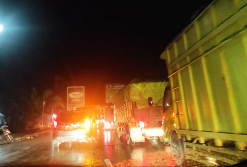 Truck Batubara  Lalu Lalang Lagi di Mendalo Simpang Rimbo, Warga : Mau Heran tapi ini Jambi 