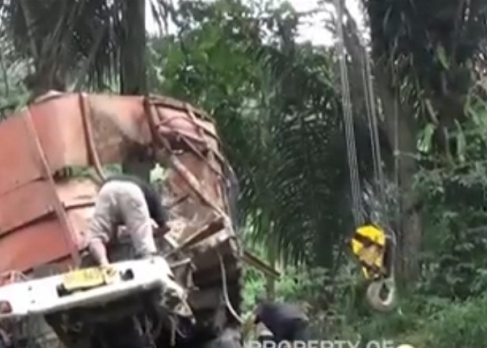 Warga Jambi Tewas di Cianjur Saat Bawa Truk Muatan Kelapa Kecelakaan Beruntun