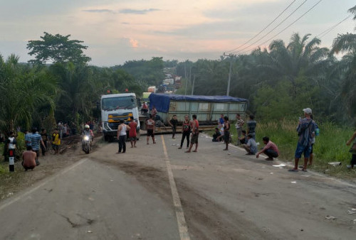 Truk Trailer 50 Ton Terguling Tutup Ruas Jalan, Jaintim Macet Parah