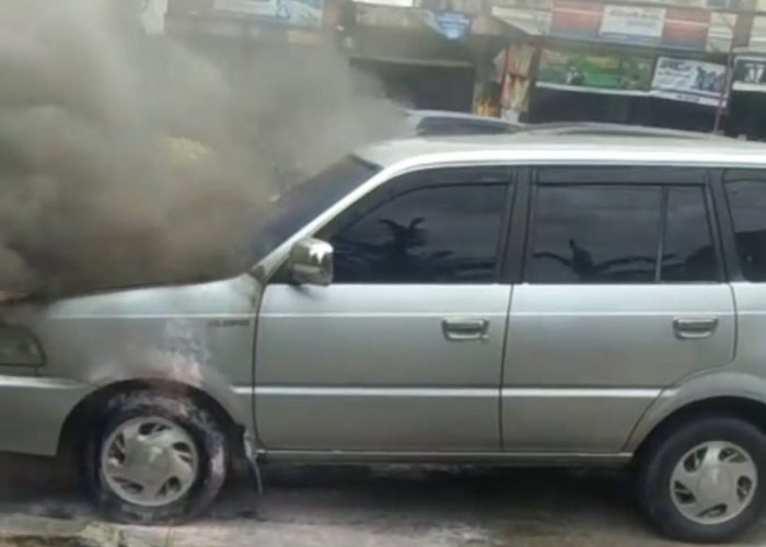 BREAKING NEWS: Ditinggal Belanja, Sebuah Mobil Terbakar di Dekat Lorong Ibrahim