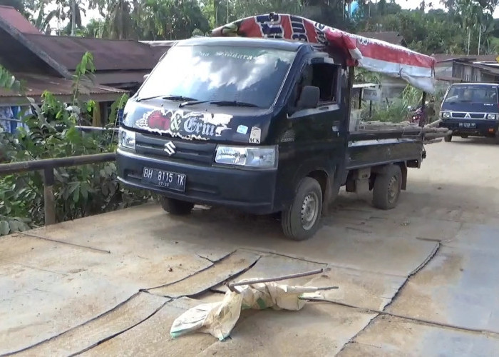 Lantai Jembatan Rano- Tanjabtim Bahayakan Pengguna Jalan