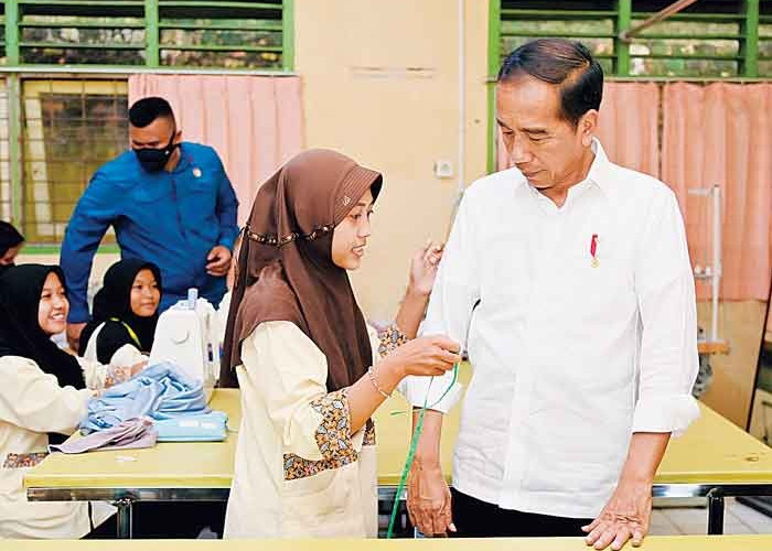  Hj Asmiati, Kepsek SMKN 4 Kota Jambi Diundang Presiden Jokowi ke Istana Bersama 4 Siswa, Ini Ceritanya