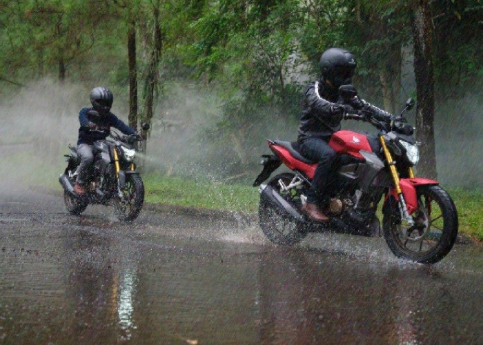 Waspada Aquaplaning, Kiat Aman Berkendara Motor di Musim Hujan Jambi