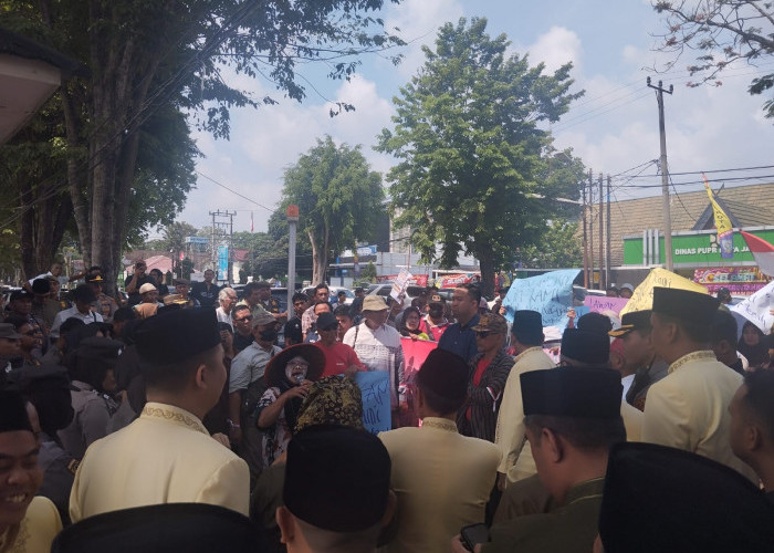 Paripurna HUT Kota Jambi Diguncang Demo Zona Merah, Warga Bawa Pocong dan Ancam Blokir Pertamina