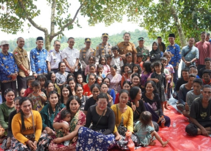 Salurkan Bantuan Keramba dan Jaringan Listrik, Bupati M. Syukur Ingin Warga SAD Berkembang