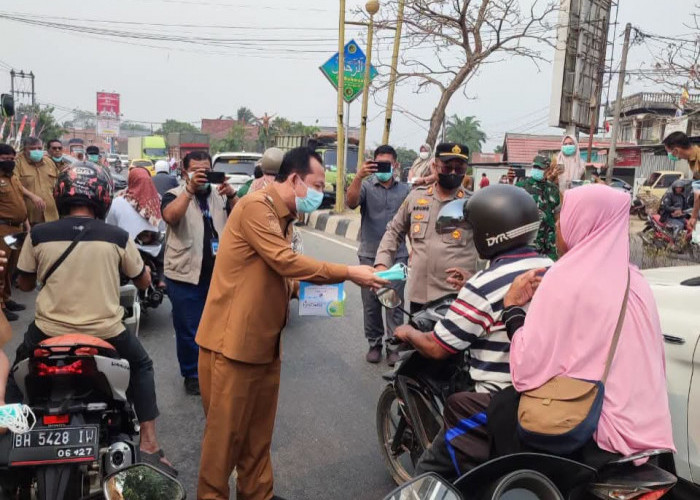 Kabut Asap Pekat, Bupati Muaro Jambi Bagikan Ribuan Masker
