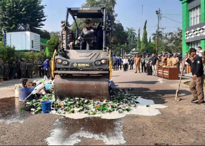 Ribuan Botol Miras Digilas Wali Kota Jambi Pakai Tandem Roller, Asalnya dari Sini..