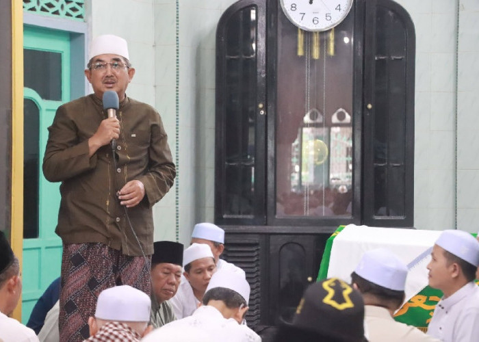 Bupati Anwar Sadat Turut Menshalatkan dan Mengantarkan Jenazah KH. Hasan Basri