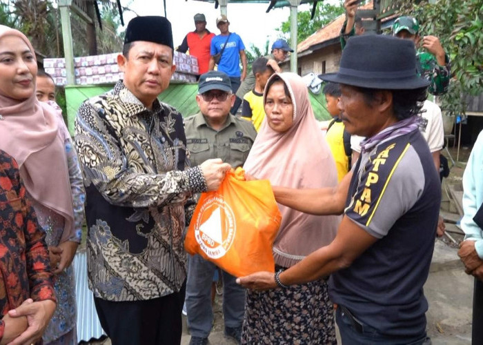 Bupati Muaro Jambi BBS Salurkan Bantuan Kepada Harun Warga Desa RT 03 Tanjung Ulu