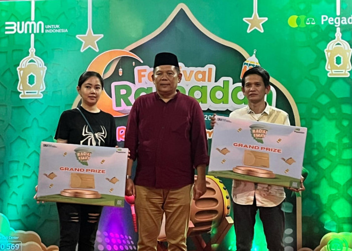 Pegadaian Jambi serahkan hadiah undian Badai Emas kepada nasabah