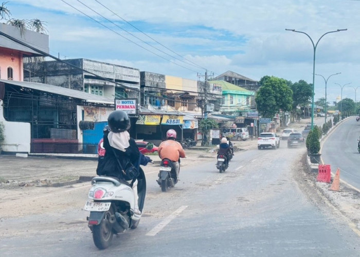 Debu Proyek Kolam Retensi Bikin Resah, Jalan Pangeran Hidayat Licin dan Membahayakan