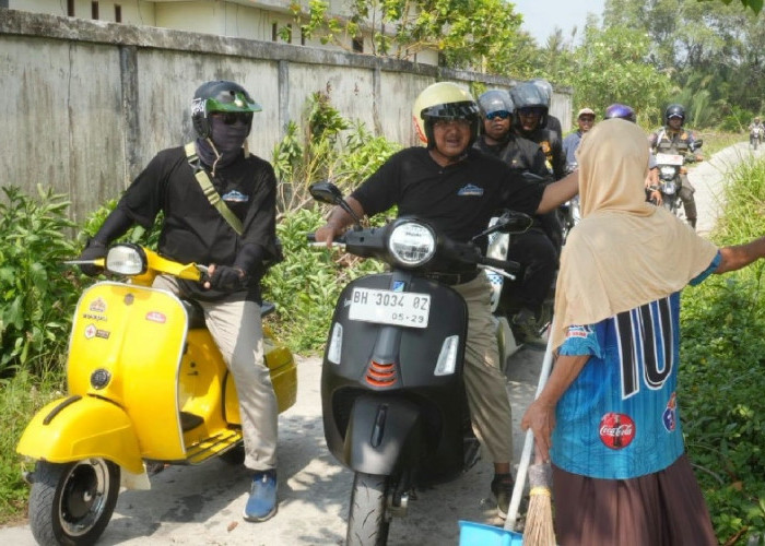 Gaya Nyentrik Bupati Anwar Sadat, Naiki Vespa Masuk Lorong Warga demi Bagikan 100 Sembako