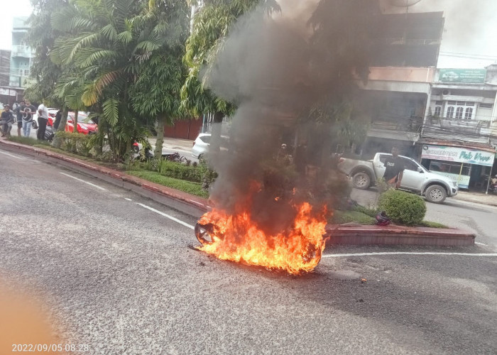 Satu Unit Sepeda Motor Terbakar di Tugu Juang