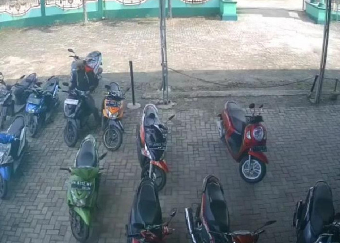 Aksi Curanmor di Masjid Nurul Hidayah Terekam CCTV, Motor Raib Dalam Hitung Detik