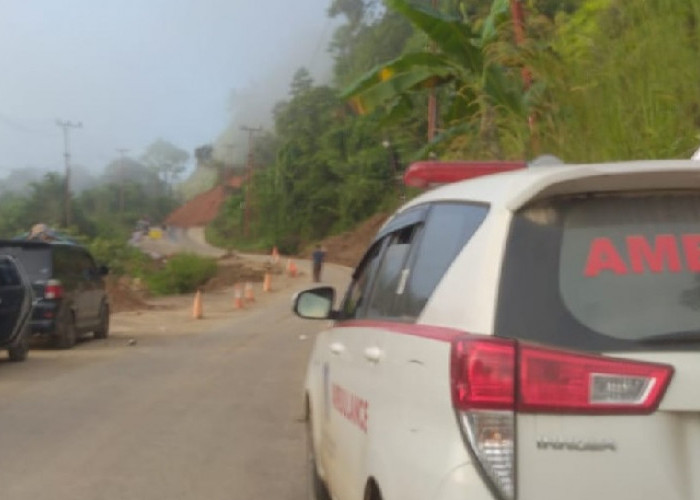 Longsor Jalan Kerinci-Bangko Lumpuh Total, Mobil Ambulan Bawa Jenazah Tak Bisa Lewat