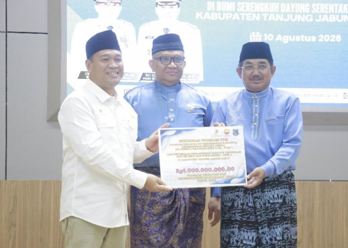 Pemkab Tanjab Barat Salurkan Bansos dan Tali Asih Pada Peringatan Hari Jadi ke-61