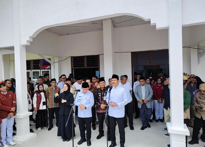 Mensos Sambangi Sekolah Rakyat Sementara di Jambi, Tunjukkan Cara Guru Mengajar di Depan Calon Siswa