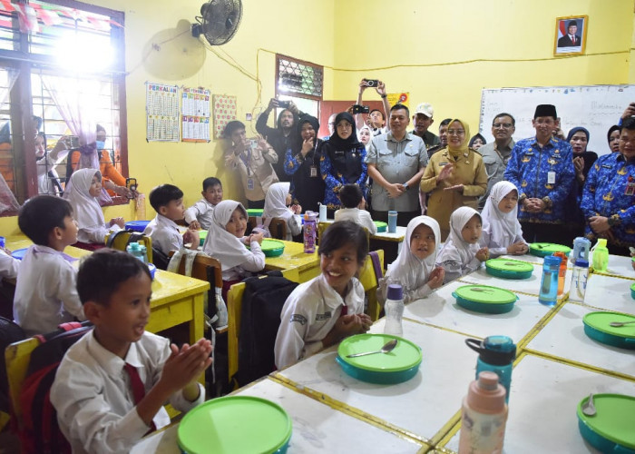 Tinjau Penyaluran MBG di Kota Jambi, Pj Walikota : Alhamdulillah Anak-anak Senang