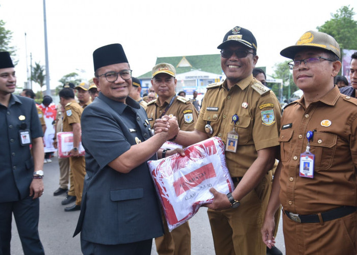 Gerakan 10 Juta Bendera, Wali Kota Maulana Komandoi Pembagian Puluhan Ribu Bendera di Kota Jambi