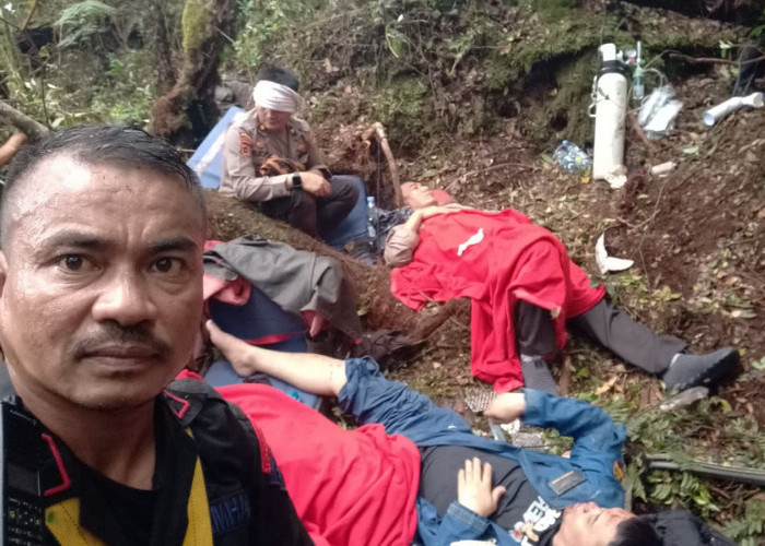 Pukul 13.14 WIB Tim SAR, Basarnas dan Medis Tiba di Lokasi Kecelakaan, Serpihan Heli Berserakan